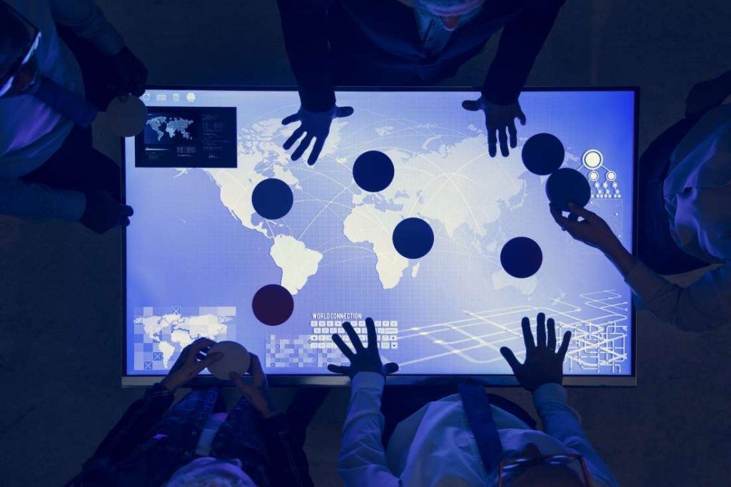 Personas en una reunión de tecnología de conexión mundial.