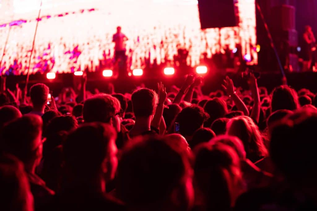 multitud de fiesta luces de escenario concierto en vivo festival de música de verano