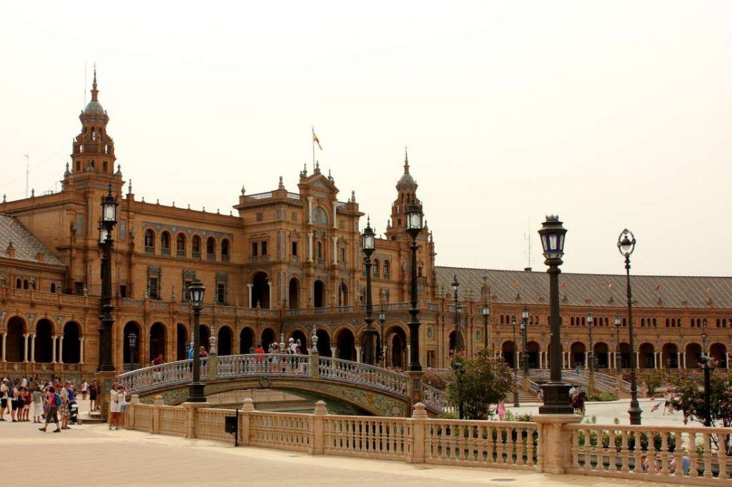 Turistas de verano en Plaza de Espãna Soy Sevilla, España