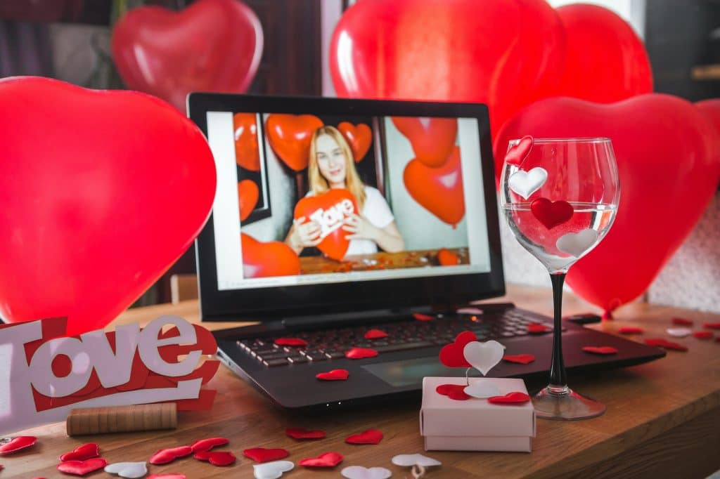Día de San Valentín en línea vacaciones virtuales celebración remota bloqueo coronavirus cuarentena covid 19 nuevo