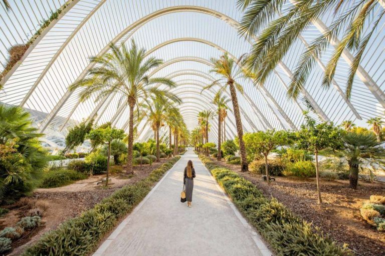 Mujer paseando por el parque de Valencia