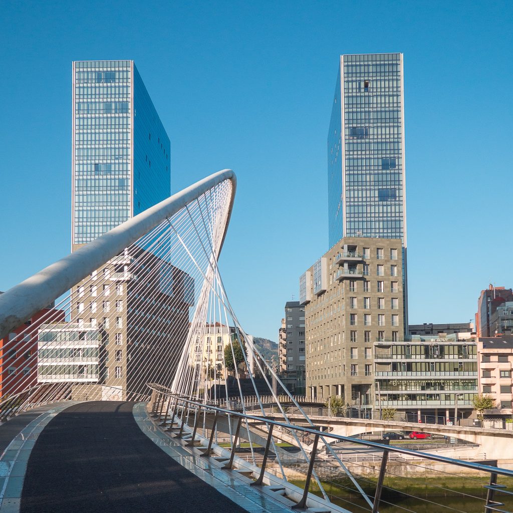 El Zubizuri, el puente colgante de Bilbao y los rascacielos que hay delante (11 de 12)