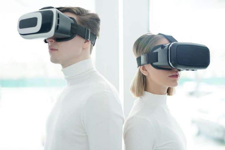 Jóvenes con gafas de realidad virtual