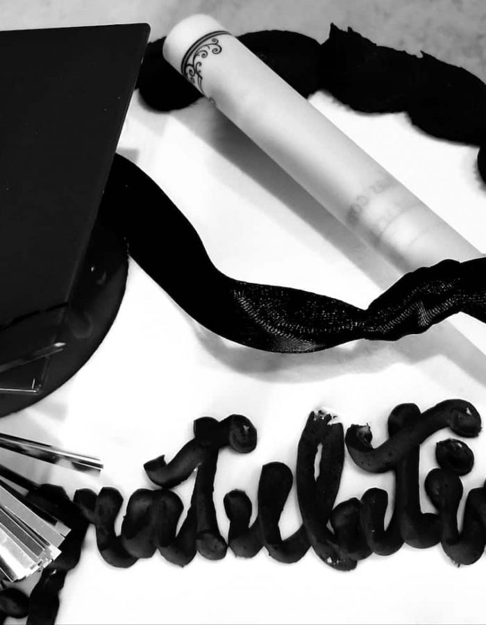 ¡Graduación! ¡Pastel de graduación en blanco y negro! Celebrar el Graduado