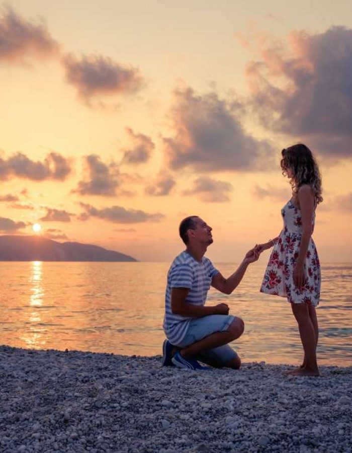 Propuesta de matrimonio romántico en la playa