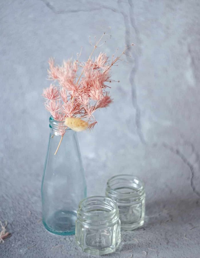 Fotografías de bodegones con flores en mal estado sobre un fondo rústico, estilo pictórico
